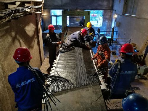 機電安裝公司酒鋼項目部提前完成膠帶更換任務