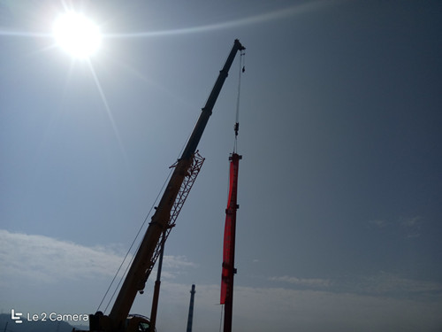 彬長生產(chǎn)服務中心二期廠房項目首根鋼柱實現(xiàn)成功吊裝