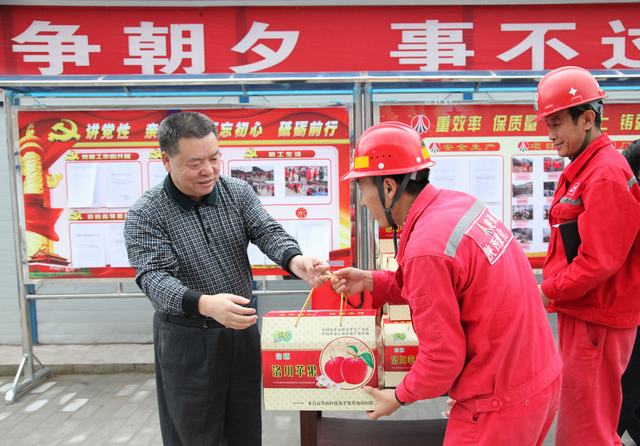 陜煤集團總經(jīng)理助理、建設(shè)集團聯(lián)合黨委書記、董事長寧興剛一行深入礦建二公司冶坪項目部慰問一線職工