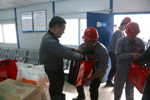 陜煤集團總經(jīng)理助理、建設(shè)集團聯(lián)合黨委書記、董事長寧興剛一行深入基層慰問一線員工