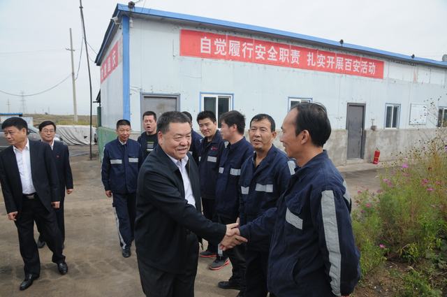 陜煤集團總經(jīng)理助理、建設(shè)集團聯(lián)合黨委書記、董事長寧興剛一行深入掘進公司紅柳林項目部走訪慰問