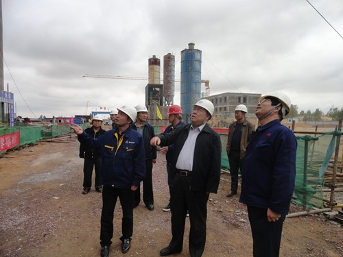 陜煤集團總經(jīng)理助理、建設(shè)集團聯(lián)合黨委書記、董事長寧興剛一行中秋節(jié)深入曹家灘項目工地視察慰問
