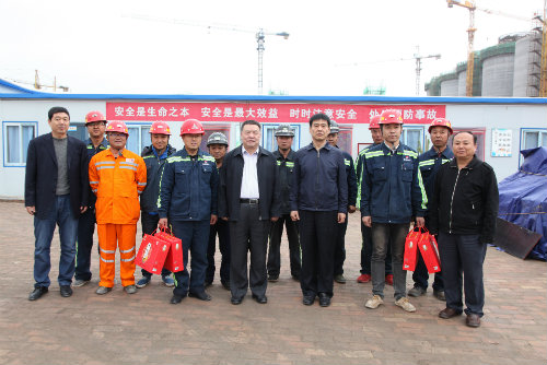 到一線，送祝福，鼓干勁