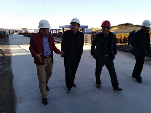 恒源集團公司黨委書記、監(jiān)事長王勝勇一行蒞臨天工公司小保當選煤廠末煤倉工地考察