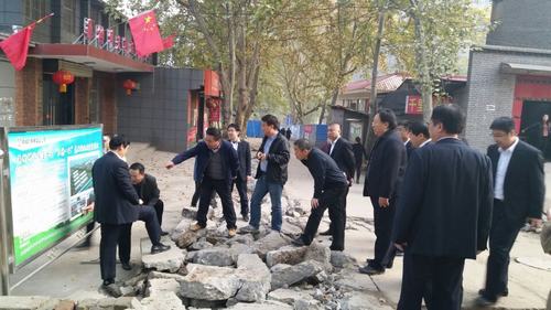 陜西省國資委領導深入韓城分公司承建的“三供一業(yè)”改造施工現場檢查指導工作