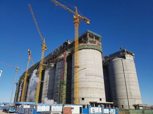 韓城分公司小保當選煤廠塊煤倉（一標段）、最終篩分車間工程順利封頂