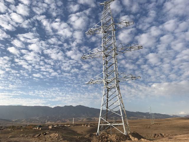 塔吉克斯坦丹哥拉自貿(mào)區(qū)首座220KV輸電線路一回路鐵塔架設完成