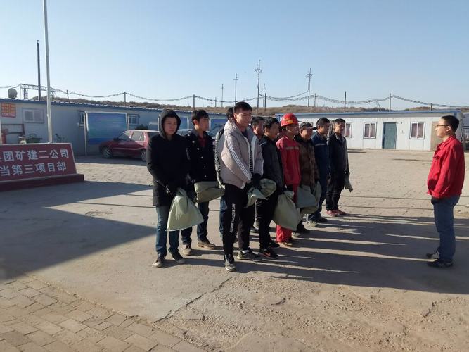 礦建二公司小保當(dāng)?shù)谌?xiàng)目部開展撿垃圾環(huán)?；顒?></div>
                                <div   id=