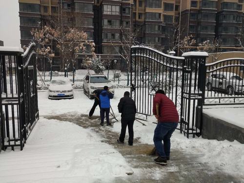 澄合分公司志愿掃雪獻(xiàn)愛心