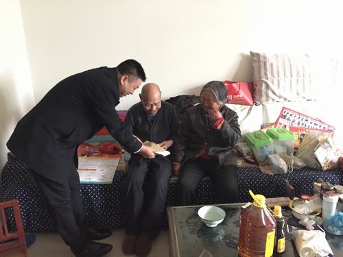 礦建二公司慰問(wèn)困難職工，送去企業(yè)關(guān)愛(ài)