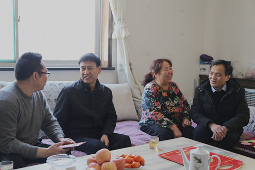 建設集團聯(lián)合黨委副書記、紀委書記、工會主席侯本英走訪慰問機電安裝公司困難職工