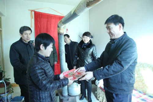  心系困難職工，情暖困難黨員