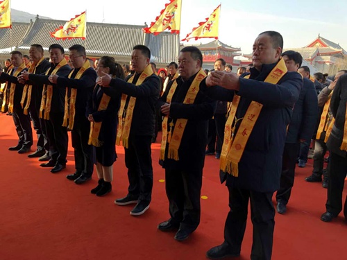 寧興剛董事長一行赴潼關(guān)古城參加迎春鳴鐘祈福活動