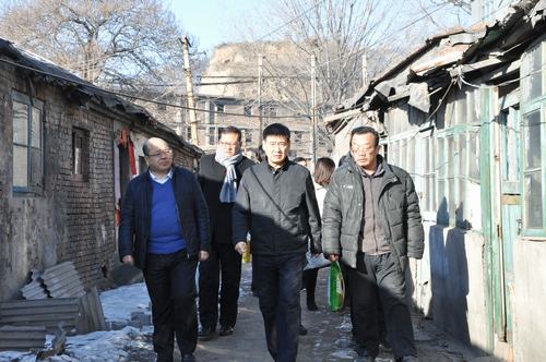 建設集團聯(lián)合黨委副書記、紀委書記、工會主席侯本英 為韓城分公司困難職工送來春節(jié)祝福