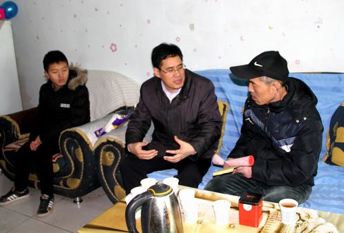 建設(shè)集團(tuán)副總經(jīng)理司正林一行慰問銅煤公司困難職工