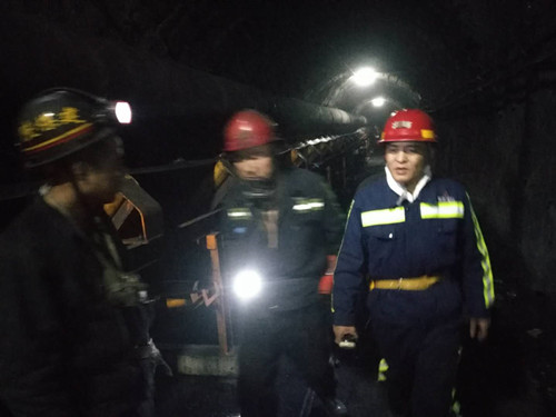 機電安裝公司領(lǐng)導(dǎo)春節(jié)期間深入井下督導(dǎo)施工