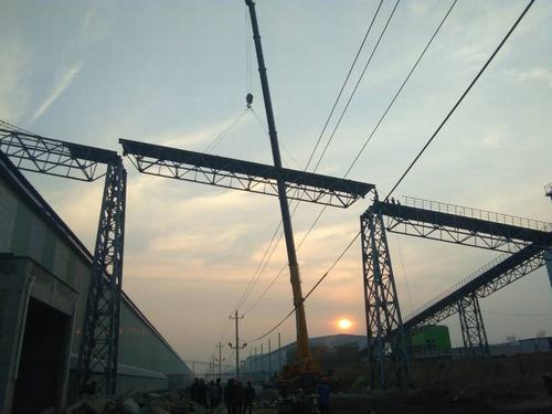 銅煤公司承建的美鑫氧化鋁1#、2#倉庫工程桁架成功實現(xiàn)合攏施工