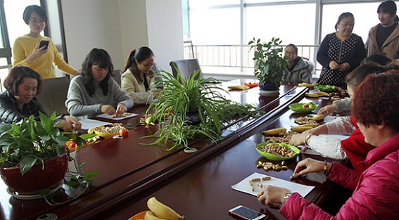 流光溢彩，情暖三?八