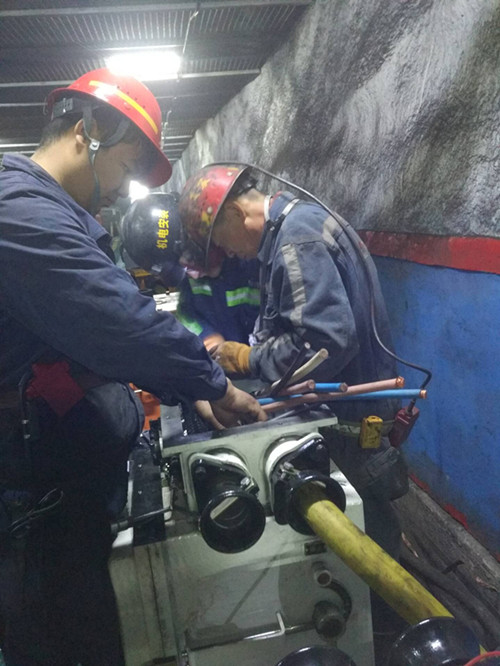 機(jī)電安裝公司檸條塔項目部更換下組煤變電所開關(guān)更換記