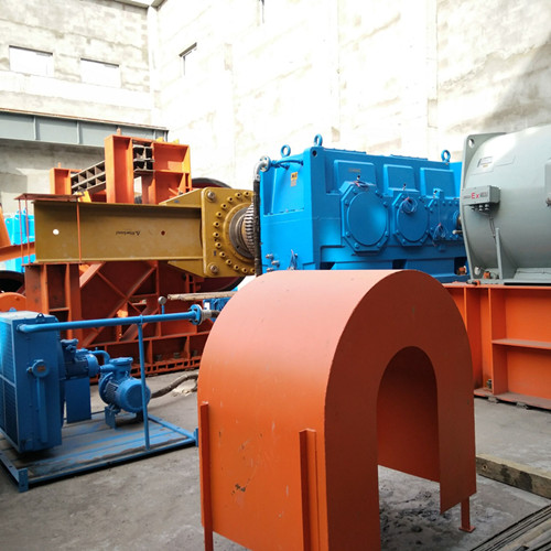 機(jī)電安裝公司承建的曹家灘主斜井帶式輸送機(jī)施工進(jìn)行時