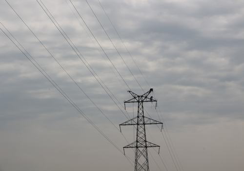 210國(guó)道完善項(xiàng)目服務(wù)區(qū)高壓線升塔順利完工