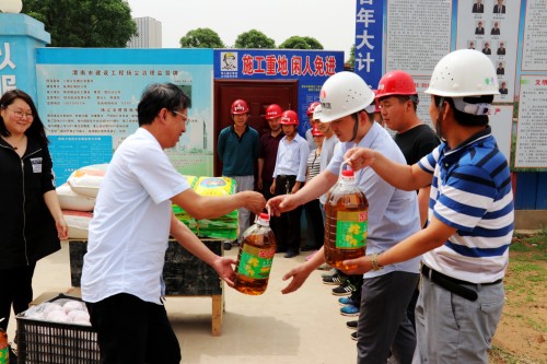 這個“五一”假期有點(diǎn)忙