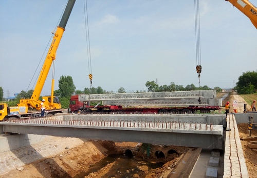 路橋分公司順利完成G242大荔縣過(guò)境段公路小橋空心板吊裝