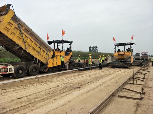 陜煤建設(shè)澄合分公司G242大荔過(guò)境公路建設(shè)工程水穩(wěn)攤鋪全面展開(kāi)