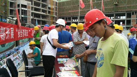 陜煤建設(shè)天工公司開(kāi)展安全生產(chǎn)月咨詢活動(dòng)為安全生產(chǎn) “充電”