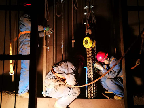 陜煤建設(shè)機(jī)電安裝公司酒鋼項(xiàng)目部“快、準(zhǔn)、穩(wěn)”調(diào)試罐籠記