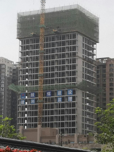 陜煤建設天工公司雅荷項目部奮力沖刺雅荷中央廣場1、2#樓封頂