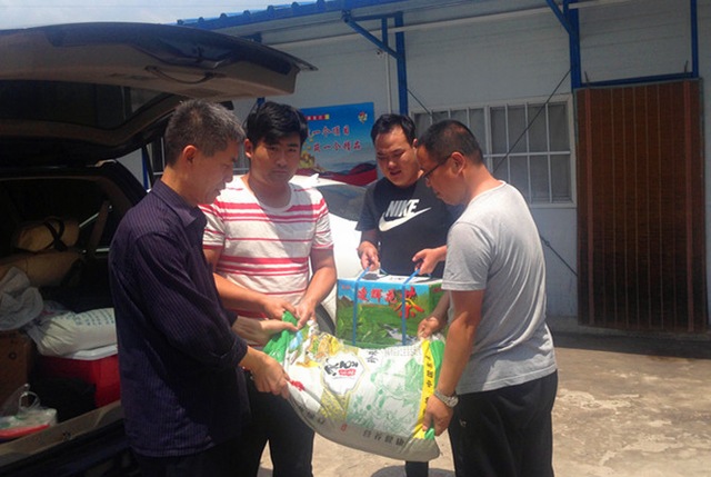 炎炎夏日送清涼  濃濃關(guān)愛沁人心