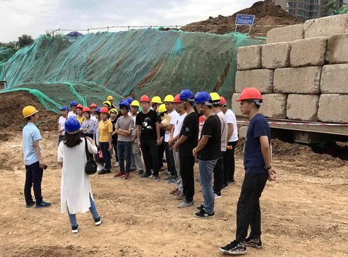 長安大學(xué)學(xué)生到陜煤建設(shè)銅川公司藍(lán)山水岸項(xiàng)目進(jìn)行參觀學(xué)習(xí)