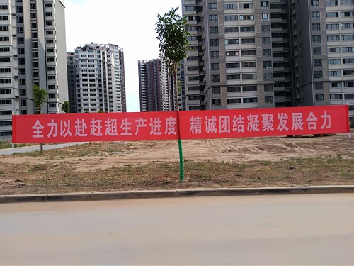 冒高溫 戰(zhàn)酷暑，他們始終在堅守