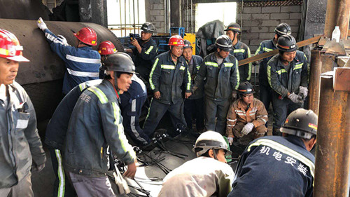 陜煤建設(shè)機(jī)電安裝公司:24小時(shí)“激戰(zhàn)”更換曹家灘1001膠帶