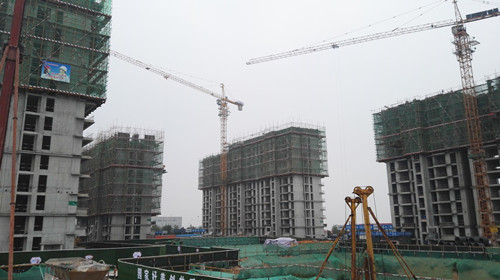 陜煤建設(shè)天工公司蒲城清源能源項目部緊抓清源小區(qū)施工 奮力沖刺封頂目標