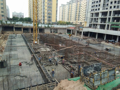 陜煤建設(shè)銅煤公司第十項(xiàng)目部天籟小區(qū) 5#樓基礎(chǔ)混凝土工程澆筑完成