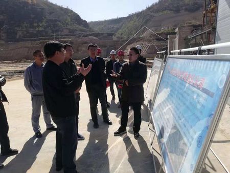 揚(yáng)州市對(duì)口幫扶榆林市工作組組長(zhǎng)、榆林市政府副秘書長(zhǎng)孫景亮一行蒞臨陜煤建設(shè)天工公司承建的清澗北國(guó)棗業(yè)紅棗深加工項(xiàng)目考察指導(dǎo)工作