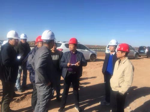 陜西靖神鐵路公司副總經(jīng)理何澄一行深入銅煤公司承建的靖神鐵路郭家灘等工地檢查指導(dǎo)工作
