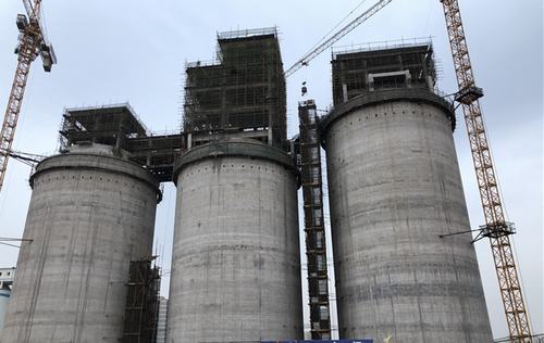 陜煤建設(shè)韓城分公司土建九項(xiàng)目部紅柳林煤礦選煤廠2號(hào)產(chǎn)品倉工程順利封頂