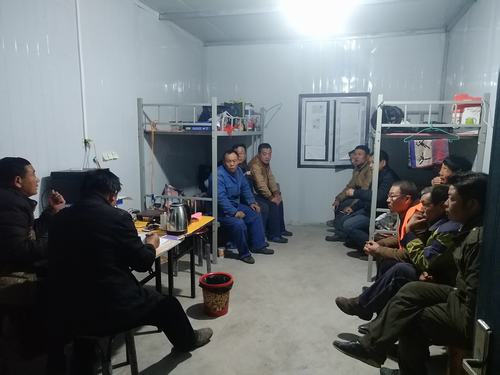 陜煤建設(shè)韓城分公司安裝一項(xiàng)目部快速裝車站工程順利封頂