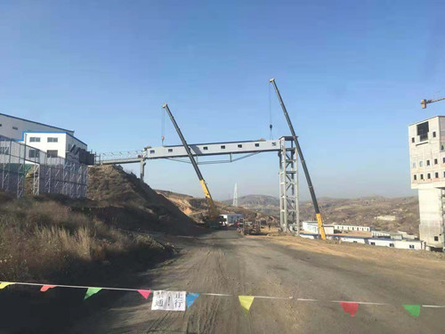陜煤建設(shè)天工公司土建一部沙梁煤礦主斜井井口房至生產(chǎn)系統(tǒng)輸送機(jī)棧橋鋼桁架吊裝完成