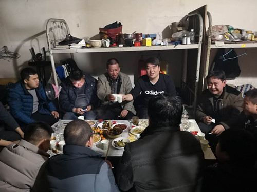 陜煤建設(shè)機電安裝公司200多名職工在工地歡度除夕