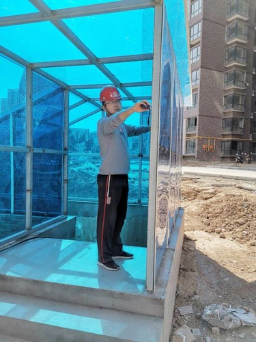 風(fēng)吹浪打揉不碎，寒來暑往見精神