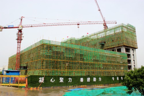 陜煤建設(shè)澄合分公司第十一項(xiàng)目部承建的中科遙感3#樓順利封頂