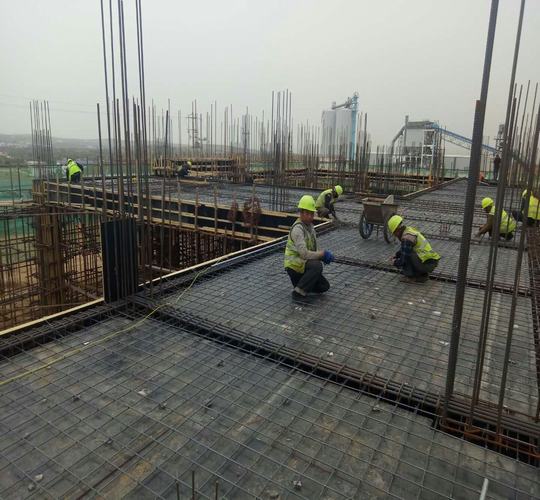 安全中求生產(chǎn)一順百順    隱患里強冒險一挫再挫