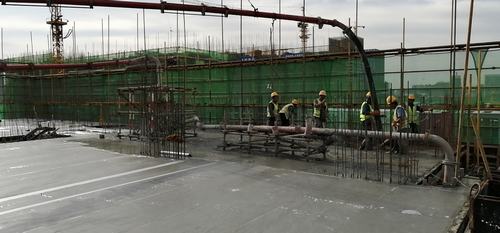 陜煤建設(shè)銅煤公司第十五項目部承建的藍山水岸南區(qū)12#樓順利封頂