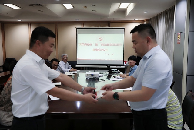 亮身份，陜煤建設(shè)路橋分公司黨員干部在行動(dòng)！