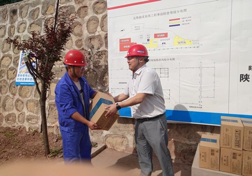 盛夏送清涼，關(guān)愛暖人心