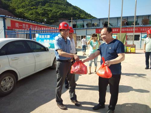 工程建設忙  業(yè)主單位送“清涼”